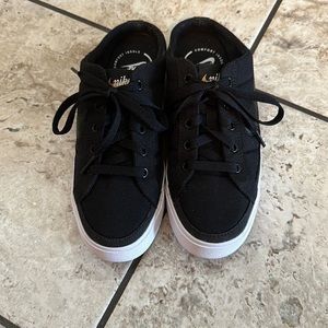 Nike court legacy
